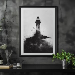 Puede incluir: Pintura de acuarela en blanco y negro de un faro en una isla rocosa con p&aacute;jaros volando por encima. El faro est&aacute; silueteado contra un cielo nublado.