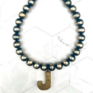 Collar de cuentas hecho a mano para perros machos con cuentas de mármol y dije de letra personalizado, collar de cuentas para perros, collar para perros niño, joyería para mascotas