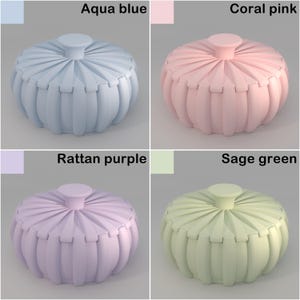 Puede incluir: Cuatro recipientes decorativos con tapa en azul aguamarina, rosa coral, morado rat&aacute;n y verde salvia. Cada recipiente tiene forma redonda con un cuerpo acanalado y un peque&ntilde;o pomo redondo en la tapa. El texto "Aqua blue", "Coral pink", "Rattan purple" y "Sage green" se muestra encima de cada recipiente.