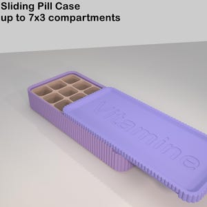 Può includere: Un portapillole scorrevole lilla con un design a coste e un coperchio con la scritta "Vitamine". La custodia ha più scomparti. Il testo sull'immagine recita "Portapillole scorrevole fino a 7x3 scomparti."