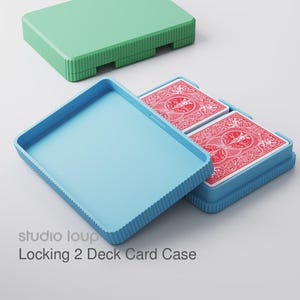 Può includere: Un set di tre tazze in ceramica con finitura opaca e macchiettata. Le tazze sono nei toni del crema, marrone chiaro e marrone scuro. Ogni tazza ha un design semplice e minimalista.