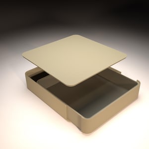 Könnte beinhalten: Eine quadratische, beige Aufbewahrungsbox mit passendem abnehmbarem Deckel. Die Box verfügt über eine gerippte, strukturierte Außenfläche an den Seiten und eine glatte, flache Oberseite. Das Innere der Box ist dunkel und tief.