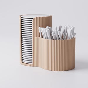 Puede incluir: Un juego de tres tazas de cer&aacute;mica con un acabado mate moteado. Las tazas son de color crema, gris claro y gris oscuro. Cada taza tiene un dise&ntilde;o simple y minimalista y un asa redondeada.