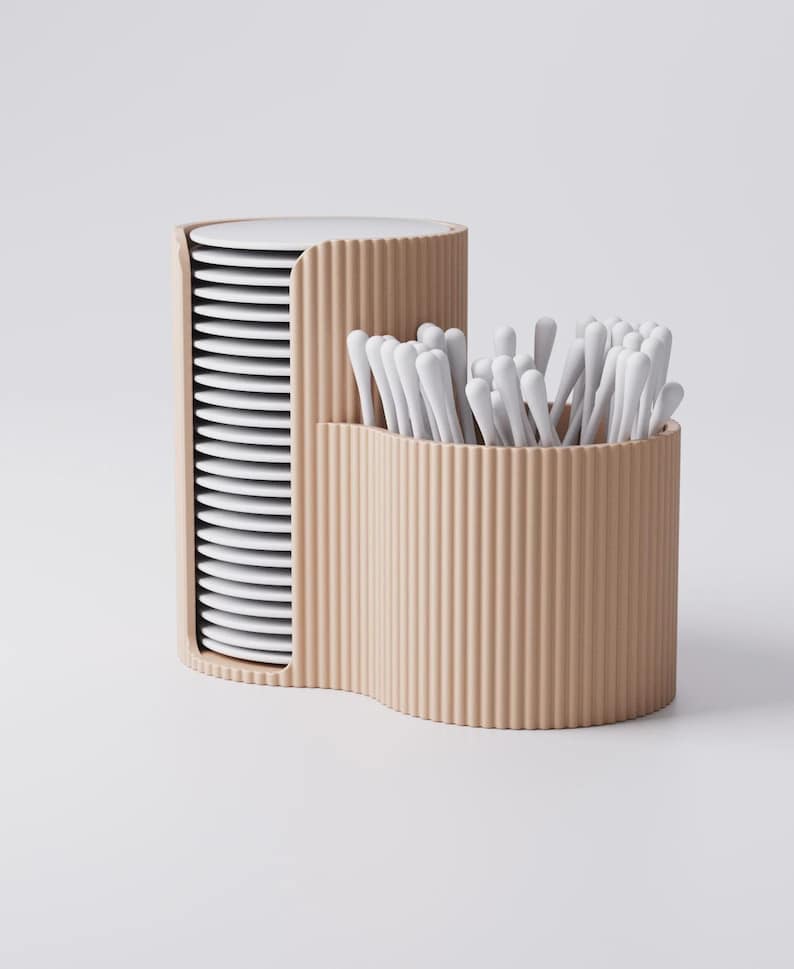 Puede incluir: Un juego de tres tazas de cer&aacute;mica con un acabado mate moteado. Las tazas son de color crema, gris claro y gris oscuro. Cada taza tiene un dise&ntilde;o simple y minimalista y un asa redondeada.
