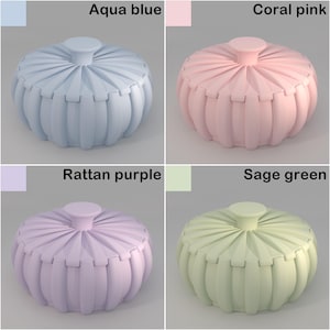 Puede incluir: Cuatro recipientes decorativos con tapa en azul aguamarina, rosa coral, morado rat&aacute;n y verde salvia. Cada recipiente tiene forma redonda con un cuerpo acanalado y un peque&ntilde;o pomo redondo en la tapa. El texto "Aqua blue", "Coral pink", "Rattan purple" y "Sage green" se muestra encima de cada recipiente.