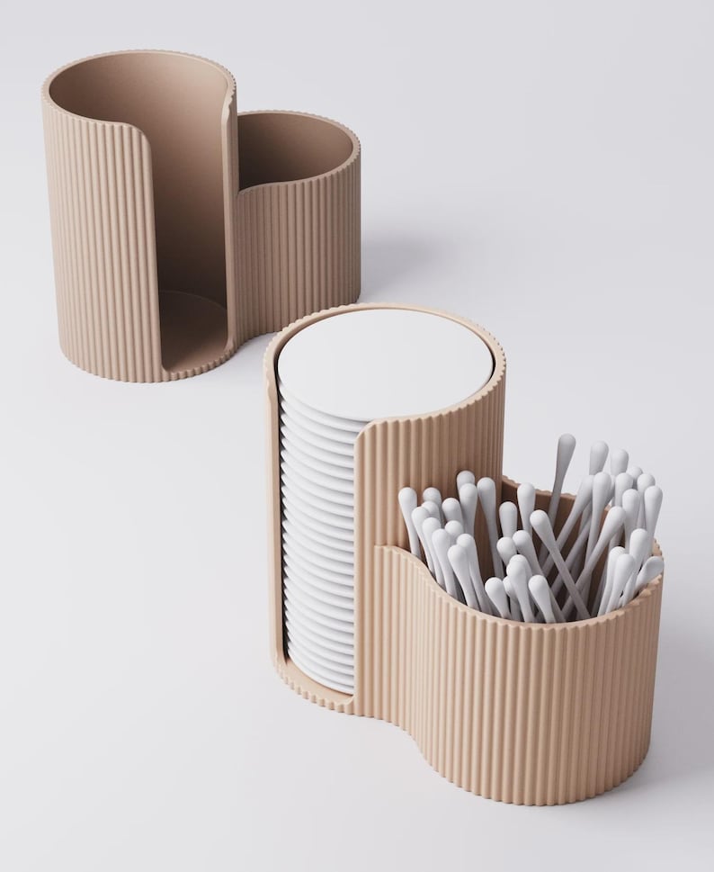 Puede incluir: Organizador beige con textura acanalada y tres compartimentos. Una secci&oacute;n contiene una pila de posavasos blancos, otra bastoncillos de algod&oacute;n y la tercera est&aacute; vac&iacute;a. El dise&ntilde;o es moderno y minimalista.