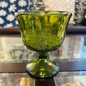 Indiana Glass Harvest Green Grape Compote – Vintage Pressed Glass Pedestal Candy Dish, Mid-Century Decorative Glassware