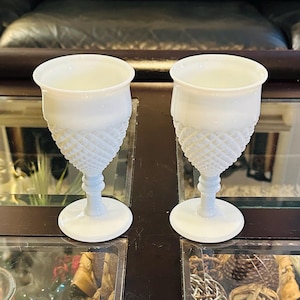 Juego de 2 copas de vino Westmoreland English Hobnail Milk Glass - Elegantes copas vintage (juego de 2)