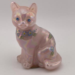 Vintage Fenton Pink Irisierende Glas Katze: Handbemaltes Sammlerstück