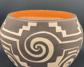 Cerámica geométrica pintada y elaborada a mano con la técnica de enrollado de Acoma Pueblo