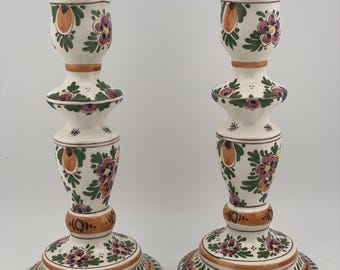 Par de candelabros antiguos de Delft pintados a mano y firmados por D.P.