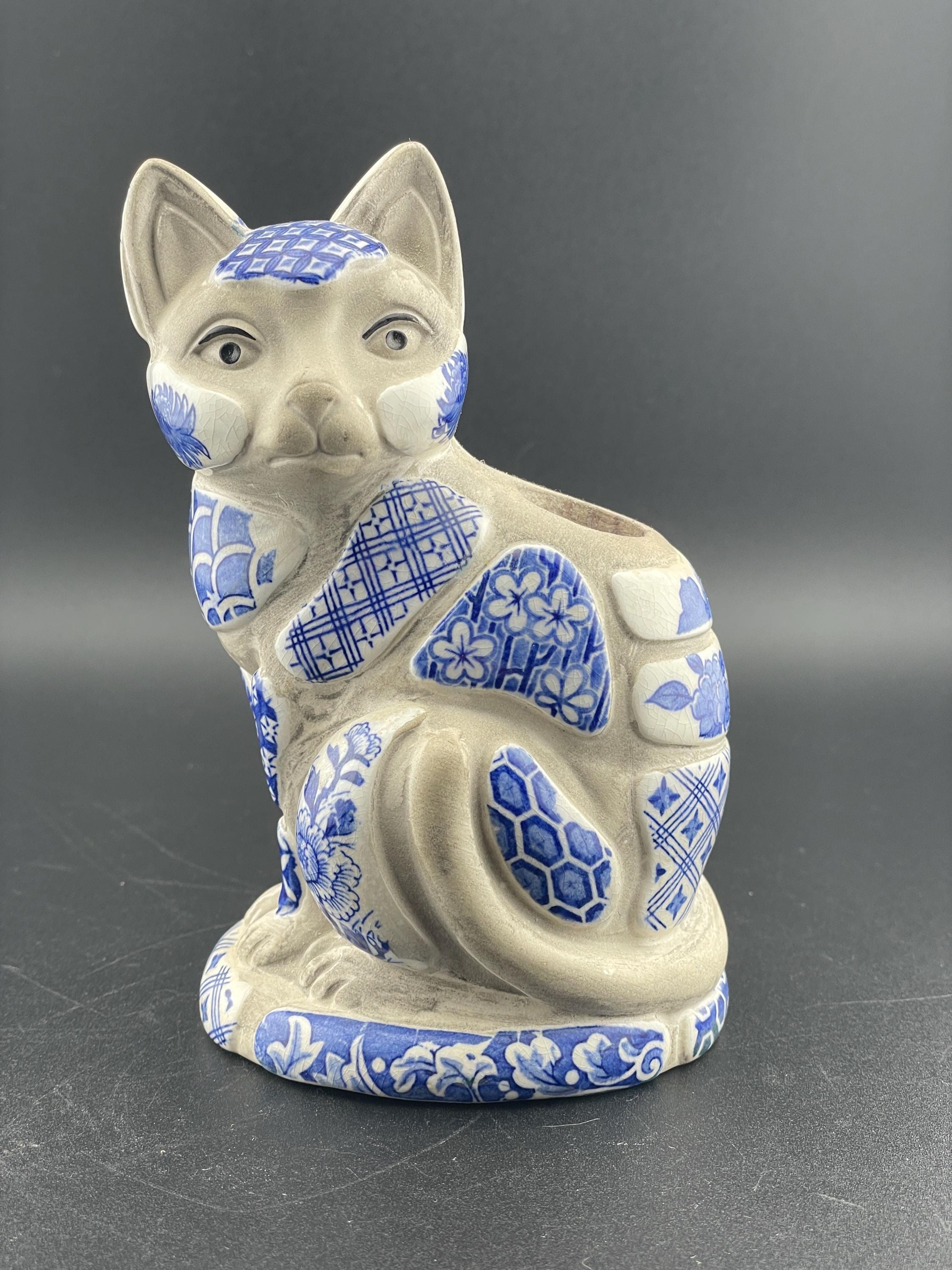 Figurine miniature chat cloisonné vintage métal blanc et bleu décoré de fleurs roses, chat assis tête penchée, collection décoration cadeau - France