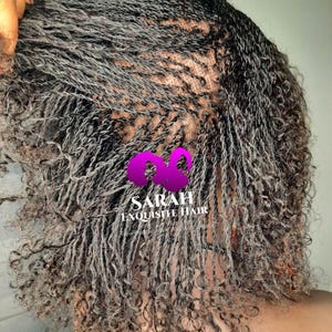Peut inclure: Gros plan sur les cheveux d'une personne coiffés en une série de petites torsades serrées. Les cheveux sont un mélange de gris et de noir. Le texte "SARAH EXQUISITE HAIR" est visible sur l'image.