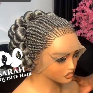 Könnte beinhalten: Geflochtene Perücke in Grau und Schwarz mit Spitzenfront, mit einem gerollten Design an der Seite. Die Perücke wird auf einem Schaufensterpuppenkopf präsentiert. Der Text "SARAH EXQUISITE HAIR" ist sichtbar. Stilvolles Haar.