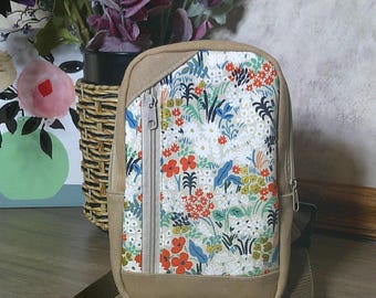 Mini mochila bandolera de lona encerada: bolso bandolera floral