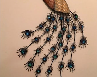 Duża dekoracja ścienna Hobby Lobby Art z metalu w kolorze miedzi z motywem pawia, 33,5 cala