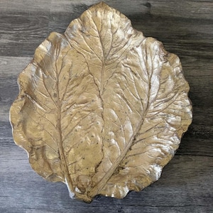 Bandeja grande vintage de otoño con diseño de hojas doradas sobre metal, hecha en Italia, ideal como centro de mesa.