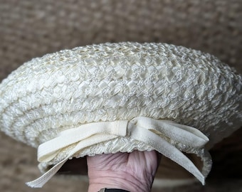 Cappello formale vintage anni '50 Betmar in paglia bianca con fiocco e nastro in grosgrain per matrimonio.