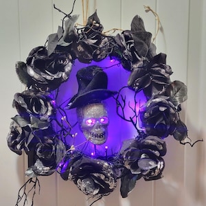 Wieniec z winorośli w kolorze fioletowym LED na Halloween, z czarnymi kwiatami w kształcie czaszki i gałązkami 16 cali