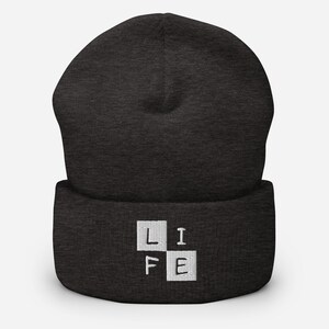 Gorro algemado com palavra motivacional bordada de 4 letras. Tamanho único - adulto. Hipoalergênico