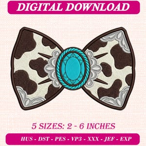 Könnte beinhalten: Ein digitales Stickmuster-Download eines Fliegen-Motivs mit braun-weißem Kuhfellmuster, akzentuiert durch silberne Filigranränder und ein zentrales ovales Türkis-Motiv. Text: DIGITAL DOWNLOAD, 5 SIZES: 2 - 6 INCHES.