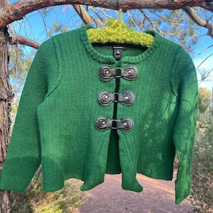 ヴィンテージ グリーン カーディガン、ブラック ストラップ付き | 春のカーディガン サイズ S/M | コテージ カーディガン