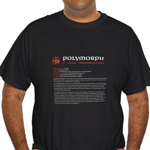 Puede incluir: Camiseta negra con el texto "POLYMORPH 4th LEVEL TRANSMUTATION" en rojo y blanco. La camiseta presenta texto detallado debajo del título, que describe la mecánica del hechizo. El diseño está centrado en el pecho.