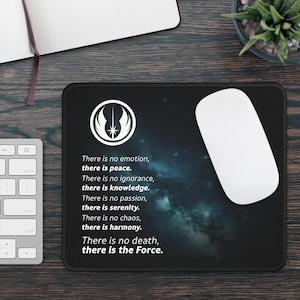 Può includere: Tappetino per mouse rettangolare nero con un mouse bianco e testo. Il tappetino presenta un emblema bianco e il testo: "Non c'è emozione, c'è pace. Non c'è ignoranza, c'è conoscenza. Non c'è passione, c'è serenità. Non c'è caos, c'è armonia. Non c'è morte, c'è la Forza."