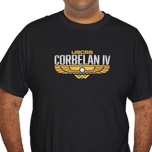Peut inclure: T-shirt noir avec un graphique doré d'un symbole ailé et le texte "USCSS CORBELAN IV"