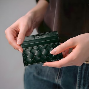 Premium Nappa Leather Card Holder Wallet - Minimalist RFID Blocking Design with 6 Card Slots & Cash Slot Expert Craftsmanship Unisex (Green)