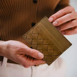 Cartera para tarjetas de cuero napa de primera calidad: diseño minimalista con bloqueo RFID, 6 ranuras para tarjetas y ranura para efectivo, artesanía experta (Crazy Horse)