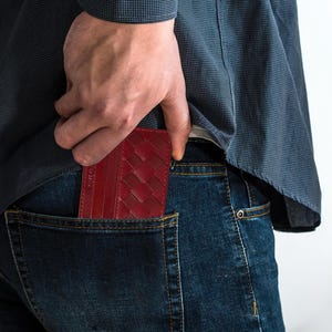 Cartera para tarjetas de cuero napa de primera calidad: diseño minimalista con bloqueo RFID, 6 ranuras para tarjetas y ranura para efectivo, artesanía experta (vino tinto)