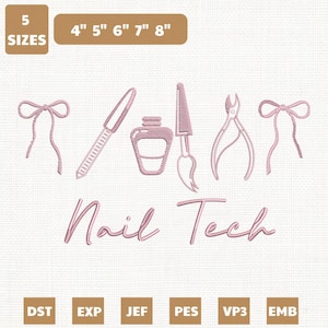 Könnte beinhalten: Rosa Stickdesign mit Nagelpflege-Werkzeugen, darunter eine Nagelfeile, eine Nagellackflasche, ein Pinsel und ein Nagelknipser. Der Text "Nail Tech" steht darunter. Erhältlich in 5 Größen, von 10 cm bis 20 cm.