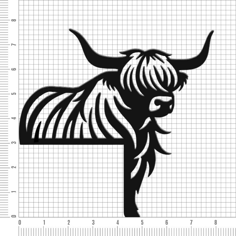 Pu&ograve; includere: Una silhouette da parete in metallo nero raffigurante una mucca Highland con lunghe corna ricurve e pelo folto. Il design &egrave; posizionato su uno sfondo a griglia con misure metriche, che mostrano una larghezza del pezzo di circa 20 cm.