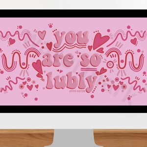 Può includere: Uno sfondo rosa per desktop del computer con il testo "you are so lubly" in un font rosa e rosso. Lo sfondo è decorato con cuori rosa, vortici e punti.