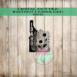 Puede incluir: Archivo de corte digital negro del estado de Idaho, lleno de diseños florales y girasoles. La palabra "IDAHO" está apilada verticalmente en el lado izquierdo. El texto "DIGITAL CUT FILE INSTANT DOWNLOAD SVG" está en la parte superior.