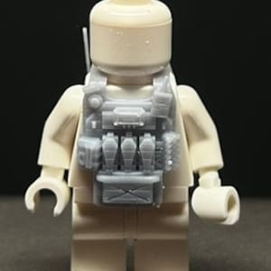 Può includere: Una minifigure Lego bianca che indossa un giubbotto tattico grigio con tasche e cinghie.