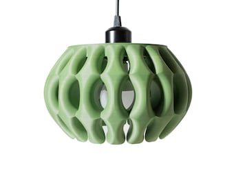 Może przedstawiać: Zielona lampa wisząca, wydrukowana w 3D, o geometrycznym wzorze przypominającym plaster miodu. Lampa jest zawieszona na czarnym przewodzie.