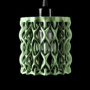 Puede incluir: Una lámpara colgante de impresión 3D de color verde con un diseño geométrico en forma de celosía. La lámpara está colgada de un cable negro y tiene una toma negra.