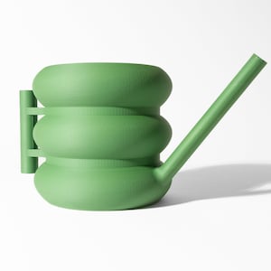 Peut inclure: Un arrosoir en plastique vert avec un corps arrondi et un long bec. Le corps de l'arrosoir est composé de trois sections arrondies empilées.