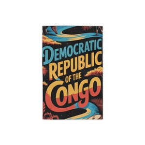 Puede incluir: Gráfico rectangular con el texto "DEMOCRATIC REPUBLIC OF THE CONGO" en estilo retro. El diseño utiliza azul, naranja, rojo y amarillo, con elementos estilizados de río y árboles.