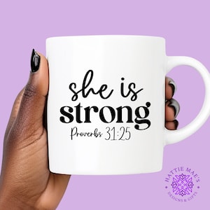 Taza inspiradora She Is Strong Proverbios 31:25, taza de café de las Escrituras, regalo, taza de fe cristiana, té, 11 oz 15 oz, rosa, blanco, azul, rojo