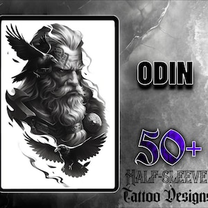 Może przedstawiać: Czarno-biały projekt tatuażu przedstawiający Odina, nordyckiego boga mądrości, wojny i śmierci. Jest on przedstawiony z długą brodą i dwoma krukami siedzącymi na jego ramionach. Projekt jest oznaczony jako "Odin" i "50+ projektów tatuaży na pół rękawa".