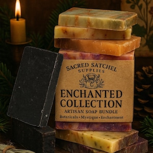 Könnte beinhalten: Ein Stapel handwerklicher Seifen aus der Enchanted Collection mit einem braunen Papieretikett. Die Seifen sind in verschiedenen Farben, darunter Schwarz, Lila und Gelb. Eine brennende Kerze und Grünzeug im Hintergrund.