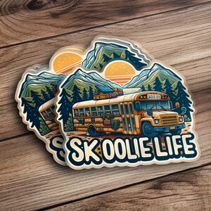 Skoolie Life ステッカー、ヴィンテージバスマウンテンサンライズデザイン、アドベンチャートラベルデカール、レトロキャンピングカーデコレーション、遊牧民のライフスタイルアクセサリー