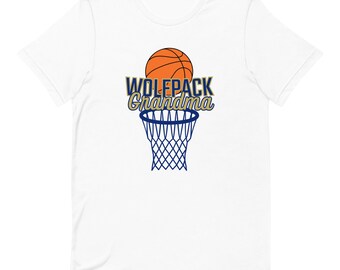 Könnte beinhalten: Weißes T-Shirt mit einem Basketball, der durch einen Korb geht, und dem Text "Wolfpack Grandma" in goldenen und blauen Buchstaben.