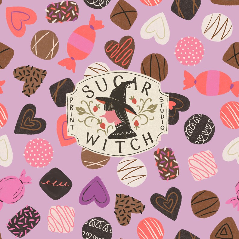 Op de afbeelding: Een paarse achtergrond met een herhalend patroon van verschillende snoepjes en hartvormen. In het midden van het patroon bevindt zich een grote cirkel met de tekst "Sugar Witch Print Studio".