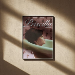 Pode incluir: Um cartaz de filme para o filme "Priscilla" dirigido por Sofia Coppola. O cartaz apresenta uma mulher em uma banheira com um fundo floral rosa. O título do filme está escrito em uma fonte cursiva e os nomes dos atores são listados abaixo.