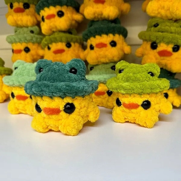 Peluche bébé canard et bonnet grenouille | Mini peluche canard au crochet | chapeau de grenouille | animal en peluche | fait main parfait pour un cadeau | fil duveteux