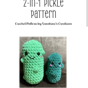 Pode incluir: Um padrão de crochê para dois bichos de pelúcia em forma de picles. O texto "2-IN-1 PICKLE PATTERN" está no topo, com "Crochet Pattern by Sunshine's Creations" abaixo. Dois picles de crochê verdes com rostos sorridentes estão na imagem.